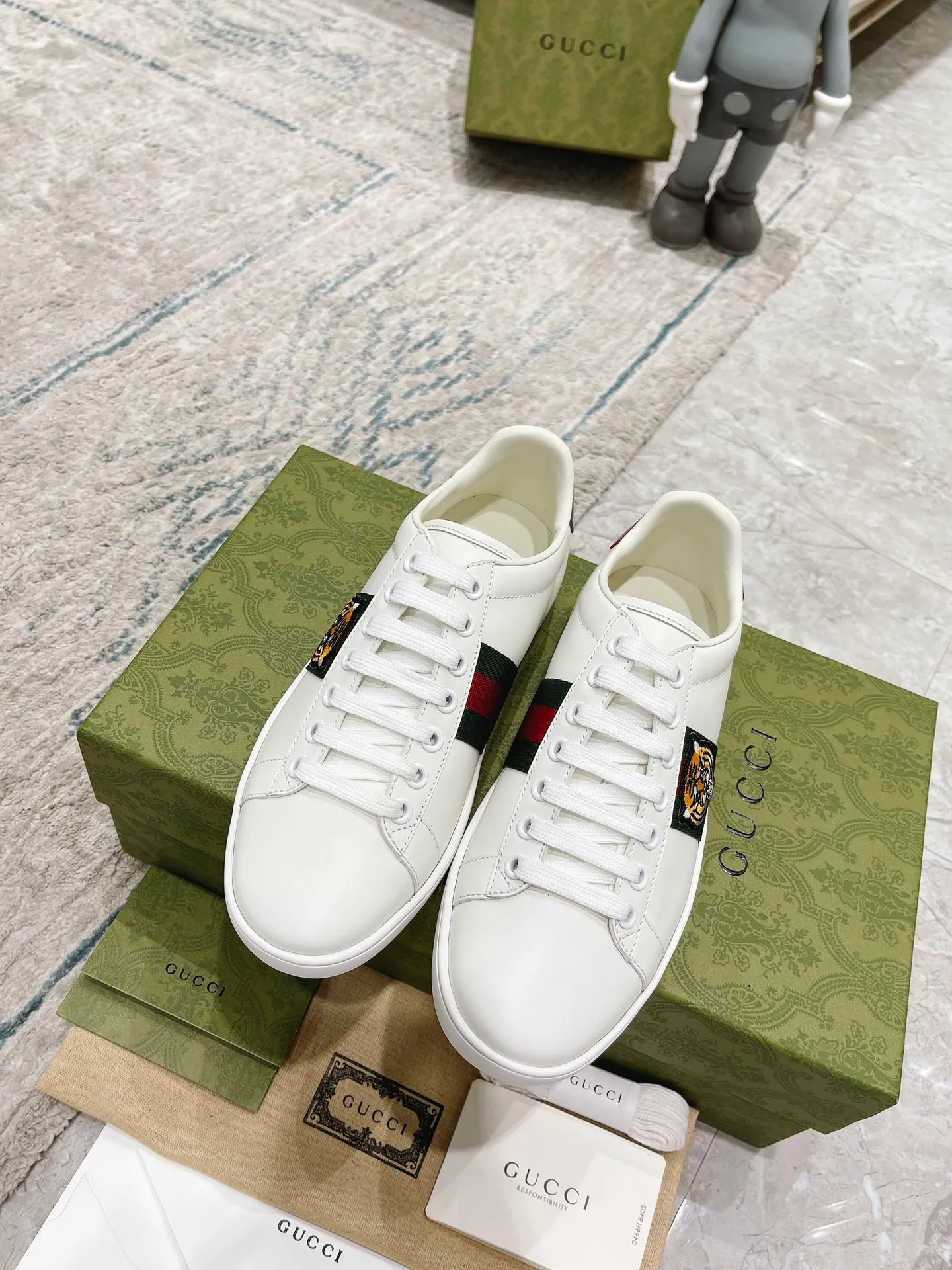 👟👟Ex-factory price 440👟👟 Women's shoe factory GUCCi's latest anti-counterfeiting line classic sports lace-up white shoes for couples ☝︎57 layouts of the whole series are shipped with high quality★ Color matching is being updated continuously... 🔥Look for our upgraded version quality, original mold opening ✔️Original last shape ✔ Everything is authentic from the inside out🥊 🍬Material: 🔸The upper is made of Italian cowhide imported from the original factory. The comfort and softness are higher than ordinary cowhide from domestic factories. ➕Full cowhide lining and foot pads. The lining adopts the same lasting method as the original. The midsole is also printed with double G and the insole is also original molded. 3D craftsmanship❗���Different from ordinary products in the market❗️➕The outsole adopts the original high-density one-to-one sole➕⚠️The snakeskin tail is consistent with the authentic color, and the real snakeskin is a small piece➕🗯The embroidered patches are also authentic. After disassembly, each color comparison is accurate before shipment‼ ️ Shoe size: Female 35-40 Male 39-44